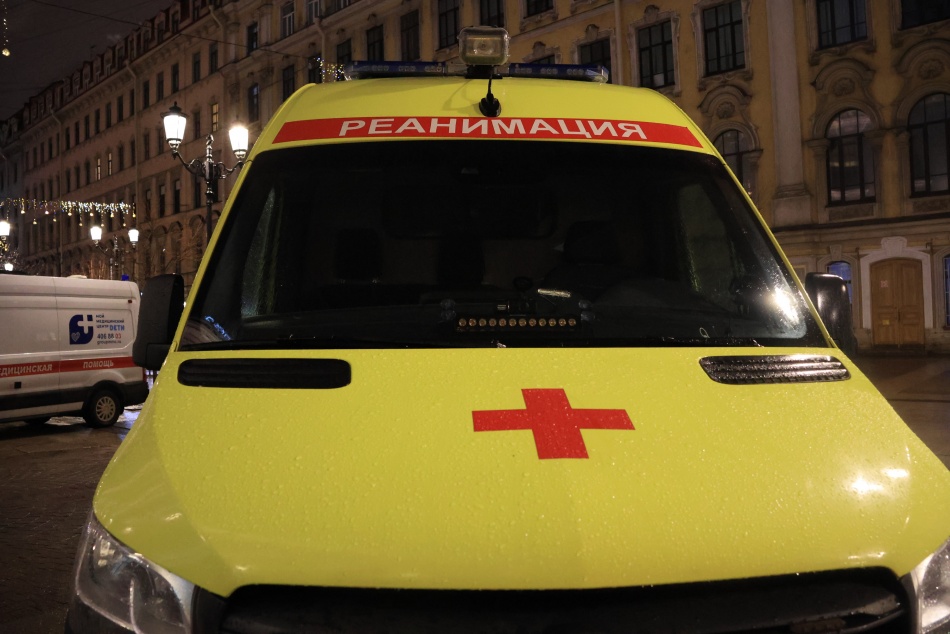 Реанимобиль с пациентом опрокинулся на бок после ДТП в Кингисеппе